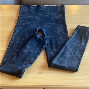 Spanx Look at Me Now Seamless Camo Leggings S